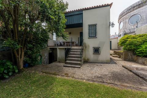 Encantadora Moradia com Jardim no Centro de Leça da Palmeira