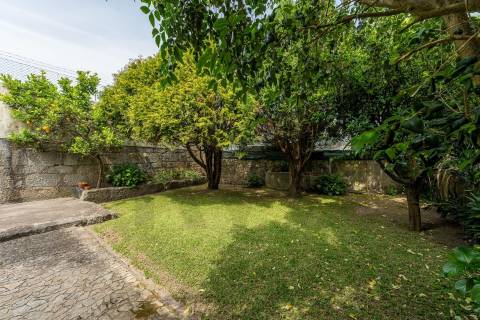 Encantadora Moradia com Jardim no Centro de Leça da Palmeira