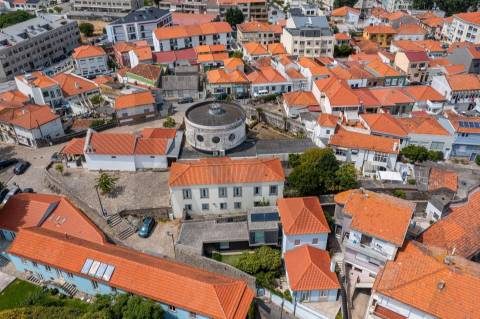 Encantadora Moradia com Jardim no Centro de Leça da Palmeira