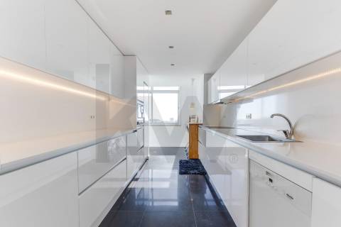 Excelente apartamento T4  situado em  localização" Premium" junto ao Parque da Cidade