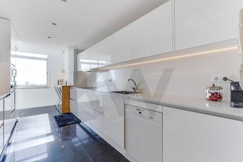 Excelente apartamento T4  situado em  localização" Premium" junto ao Parque da Cidade