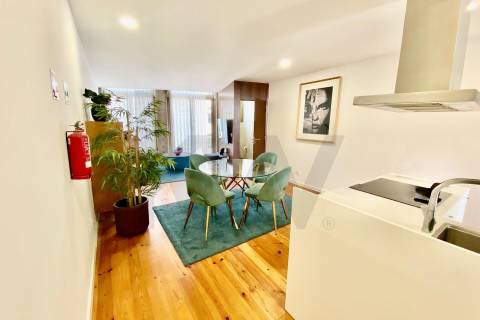 T2 Duplex com Varanda | Excelente Exposição Solar | Junto à Estação de Campanhã