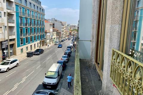 T2 Duplex com Varanda | Excelente Exposição Solar | Junto à Estação de Campanhã