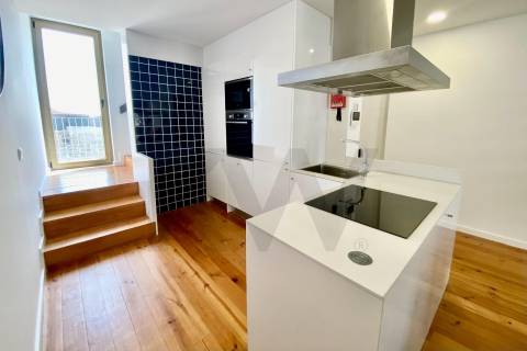 T2 Duplex com Varanda | Excelente Exposição Solar | Junto à Estação de Campanhã