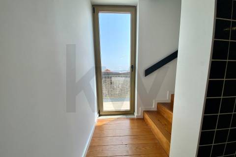 T2 Duplex com Varanda | Excelente Exposição Solar | Junto à Estação de Campanhã