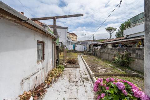 🏡 Moradia Térrea para Reabilitar no Centro de Leça da Palmeira