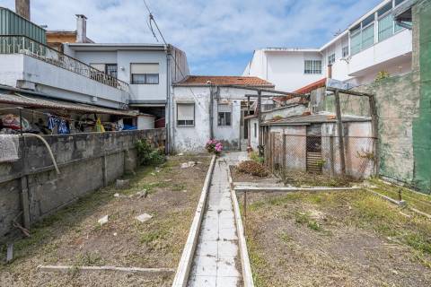 🏡 Moradia Térrea para Reabilitar no Centro de Leça da Palmeira