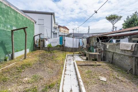 🏡 Moradia Térrea para Reabilitar no Centro de Leça da Palmeira