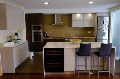 T4 com Garagem Privada e Vista no Coração da Feira — Espaço e Localização Privilegiada 