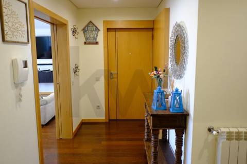 T4 com Garagem Privada e Vista no Coração da Feira — Espaço e Localização Privilegiada 