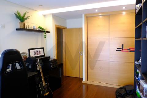 T4 com Garagem Privada e Vista no Coração da Feira — Espaço e Localização Privilegiada 