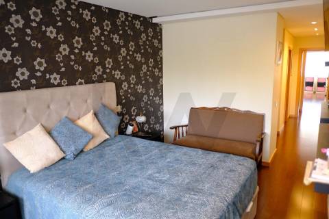 T4 com Garagem Privada e Vista no Coração da Feira — Espaço e Localização Privilegiada 