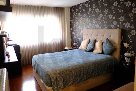 T4 com Garagem Privada e Vista no Coração da Feira — Espaço e Localização Privilegiada 