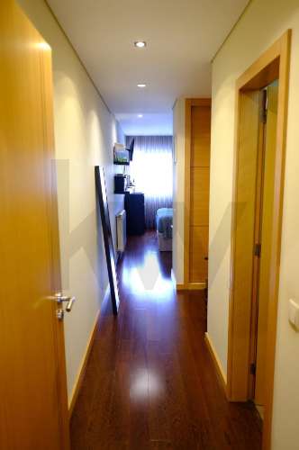 T4 com Garagem Privada e Vista no Coração da Feira — Espaço e Localização Privilegiada 