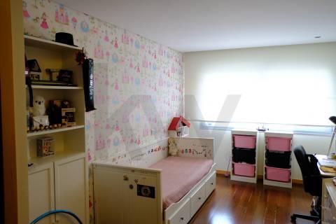 T4 com Garagem Privada e Vista no Coração da Feira — Espaço e Localização Privilegiada 