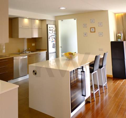 T4 com Garagem Privada e Vista no Coração da Feira — Espaço e Localização Privilegiada 