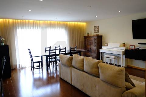 T4 com Garagem Privada e Vista no Coração da Feira — Espaço e Localização Privilegiada 