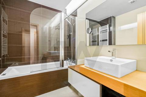 T4 com Garagem Privada e Vista no Coração da Feira — Espaço e Localização Privilegiada 