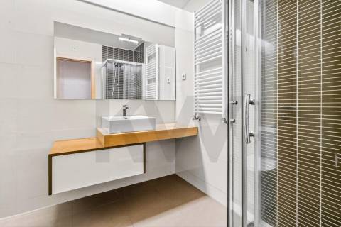 T4 com Garagem Privada e Vista no Coração da Feira — Espaço e Localização Privilegiada 