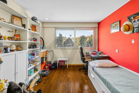 T4 com Garagem Privada e Vista no Coração da Feira — Espaço e Localização Privilegiada 