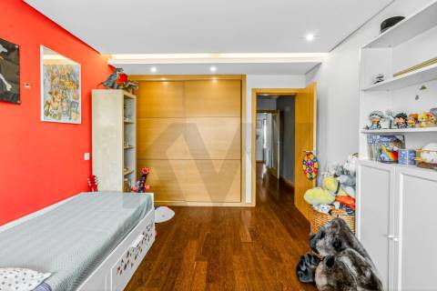 T4 com Garagem Privada e Vista no Coração da Feira — Espaço e Localização Privilegiada 