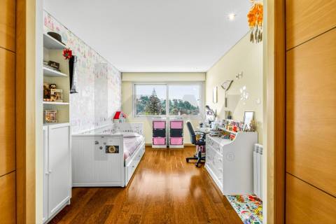 T4 com Garagem Privada e Vista no Coração da Feira — Espaço e Localização Privilegiada 