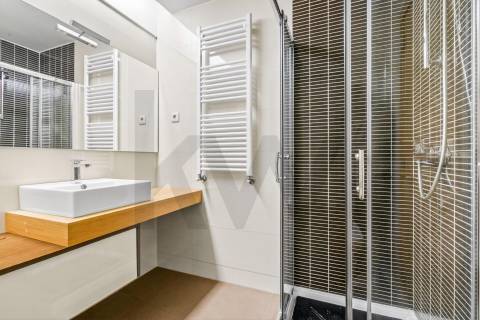 T4 com Garagem Privada e Vista no Coração da Feira — Espaço e Localização Privilegiada 