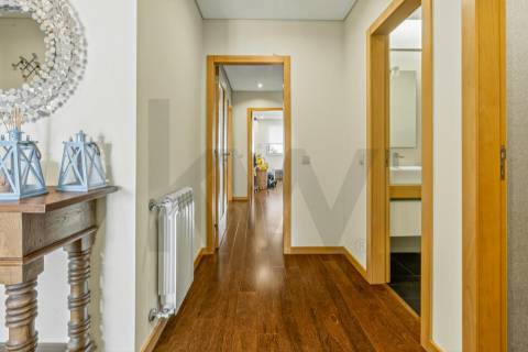 T4 com Garagem Privada e Vista no Coração da Feira — Espaço e Localização Privilegiada 