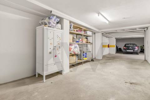 T4 com Garagem Privada e Vista no Coração da Feira — Espaço e Localização Privilegiada 