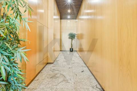 T4 com Garagem Privada e Vista no Coração da Feira — Espaço e Localização Privilegiada 