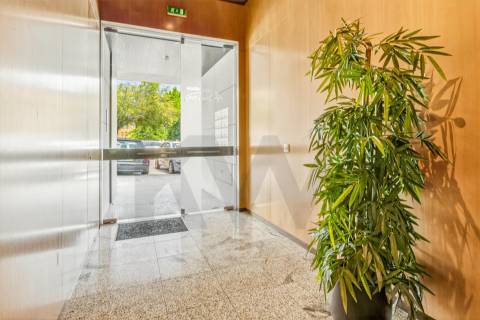 T4 com Garagem Privada e Vista no Coração da Feira — Espaço e Localização Privilegiada 