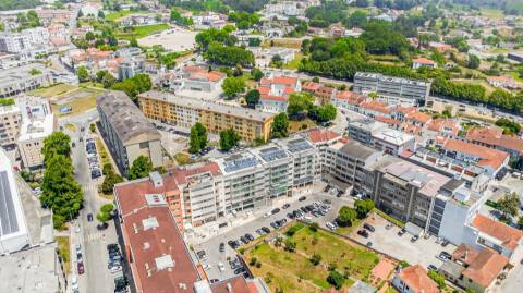 T4 com Garagem Privada e Vista no Coração da Feira — Espaço e Localização Privilegiada 