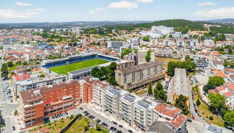 T4 com Garagem Privada e Vista no Coração da Feira — Espaço e Localização Privilegiada 