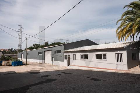 Armazém com escritórios em Vilar do Paraíso