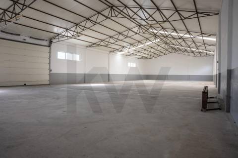 Armazém com escritórios em Vilar do Paraíso