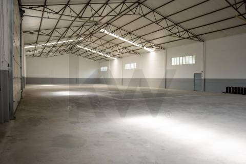 Armazém com escritórios em Vilar do Paraíso