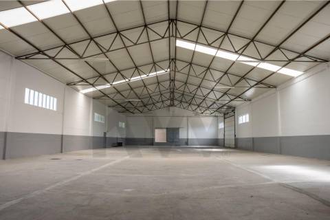 Armazém com escritórios em Vilar do Paraíso