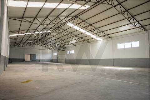 Armazém com escritórios em Vilar do Paraíso