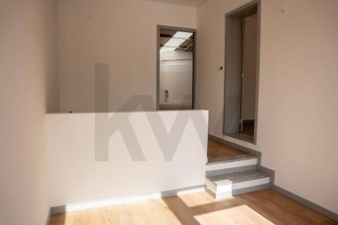 Armazém com escritórios em Vilar do Paraíso