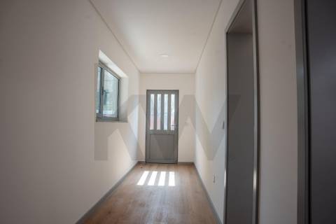 Armazém com escritórios em Vilar do Paraíso