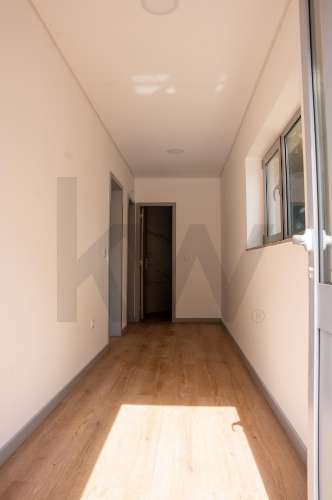 Armazém com escritórios em Vilar do Paraíso