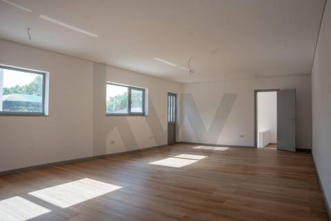 Armazém com escritórios em Vilar do Paraíso