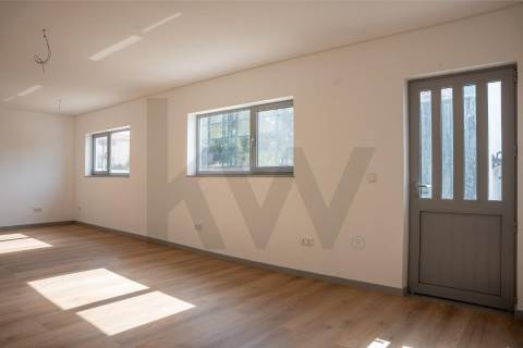 Armazém com escritórios em Vilar do Paraíso