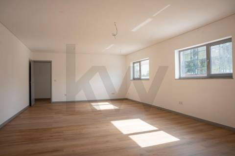 Armazém com escritórios em Vilar do Paraíso