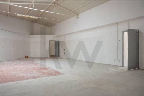 Armazém com escritórios em Vilar do Paraíso