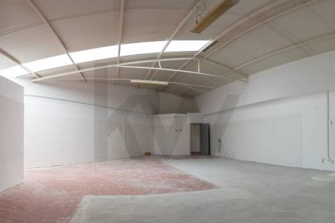 Armazém com escritórios em Vilar do Paraíso