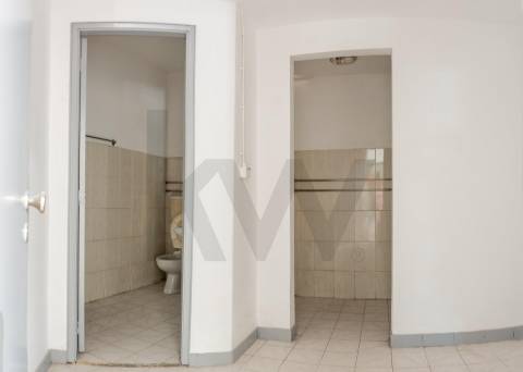 Armazém com escritórios em Vilar do Paraíso