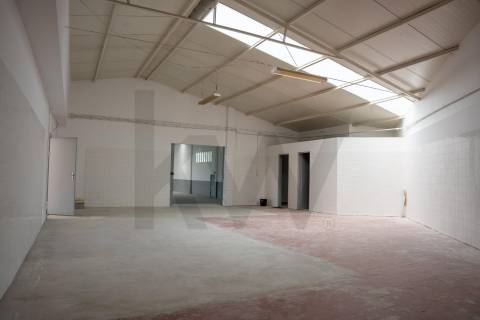 Armazém com escritórios em Vilar do Paraíso