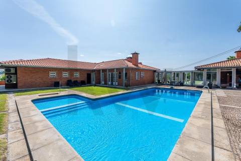 Extraordinária Moradia com Piscina de 80 m2 e Terreno de 2 400 m2 - Fermentões, Guimarães