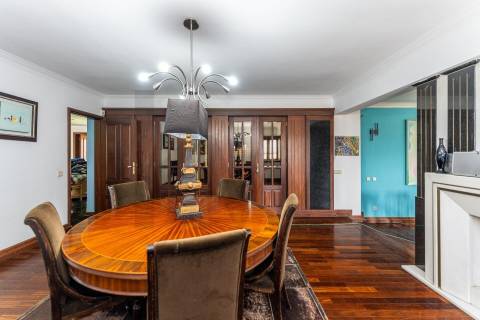 Extraordinária Moradia com Piscina de 80 m2 e Terreno de 2 400 m2 - Fermentões, Guimarães